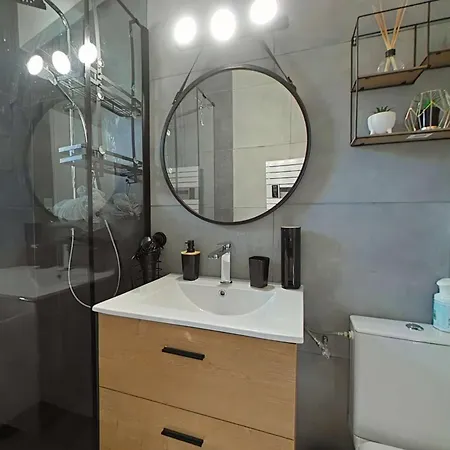 Maison 5 Pieces Avec Wifi, Pres Et Centre, Sur - Fr-1-224a-73 *